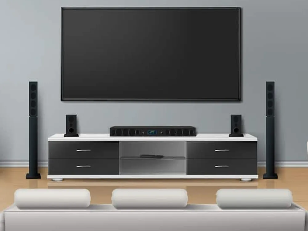 Duvara monte televizyon ve soundbar ile kurulmuş salon