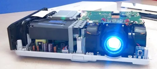 Açılmış projeksiyon cihazı